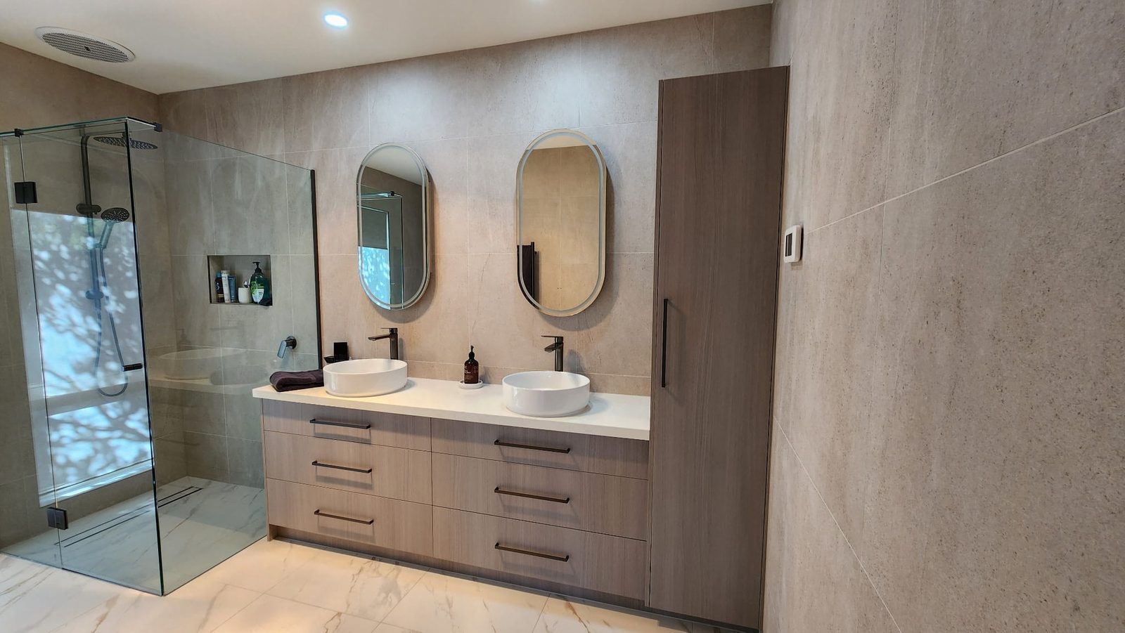 Warm limestone-look porcelain wall tile