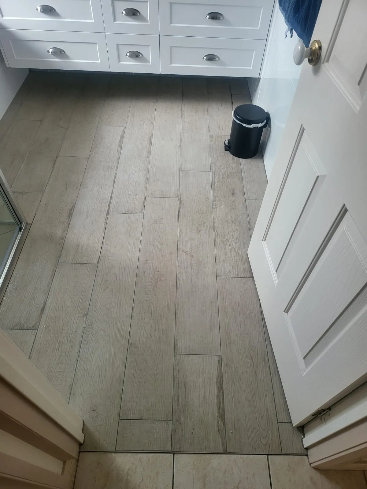 Timber-look porcelain floor tile